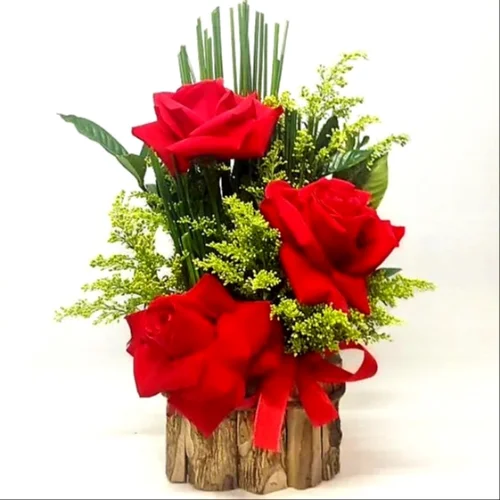 ARRANJO DE ROSAS COM 3 COLOMBIANAS, JUNCO E TANGO