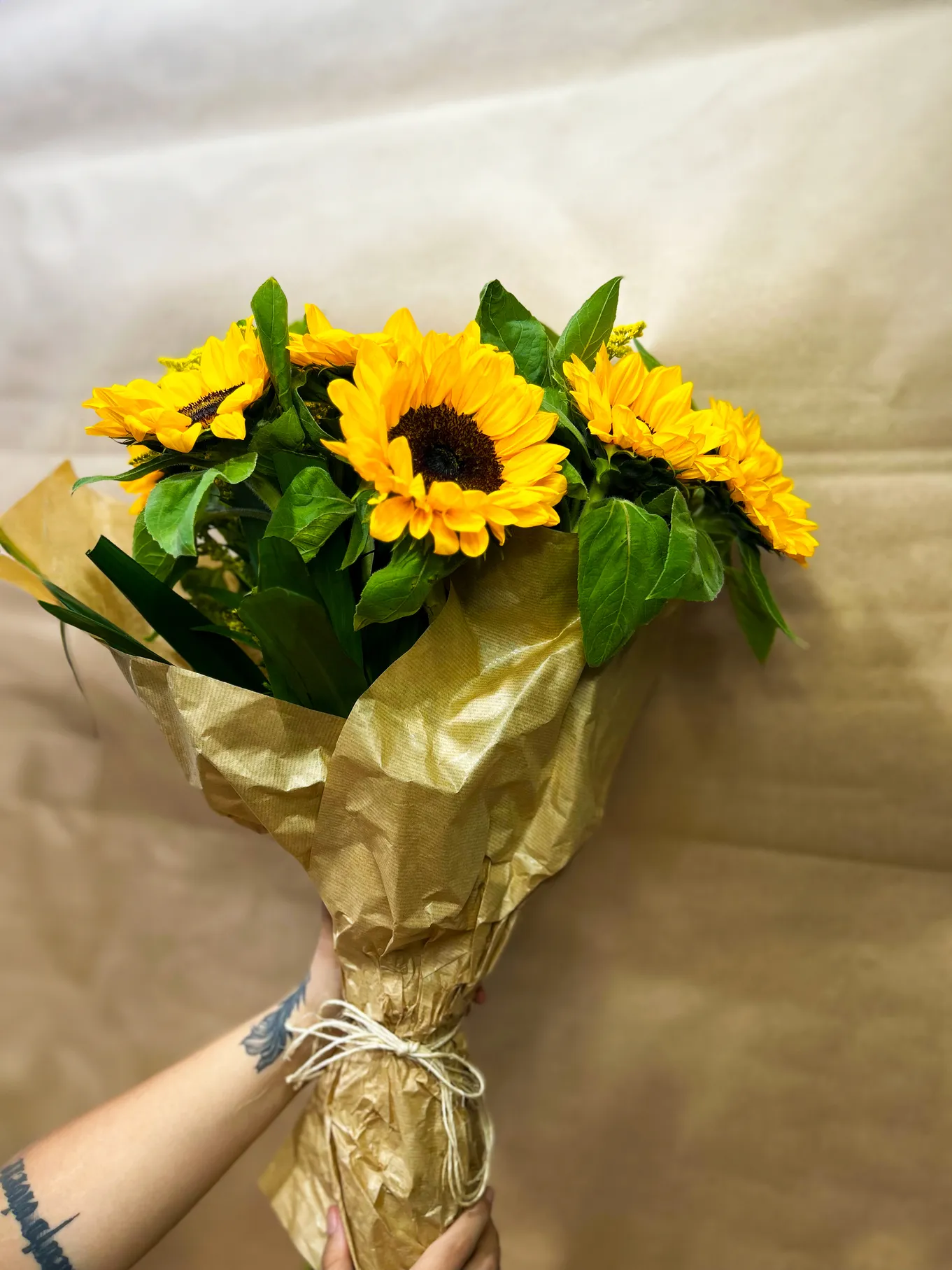 BUQUÊ DE GIRASSÓIS 1 DUZIA - Imagem 2