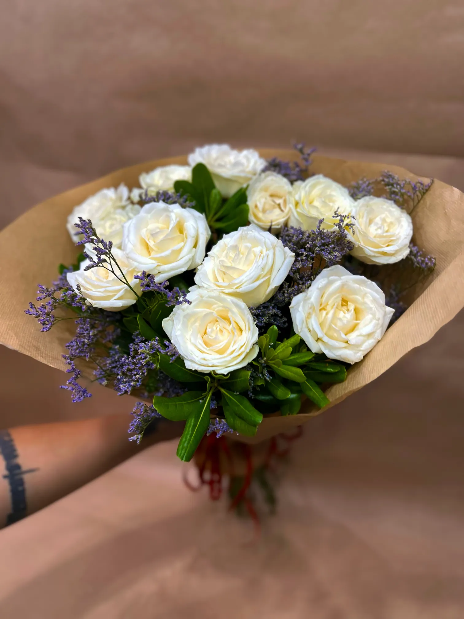 BUQUÊ DE ROSAS BRANCAS 1 DUZIA