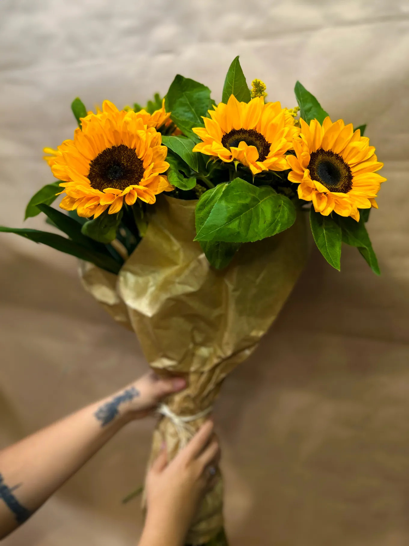 BUQUÊ DE GIRASSÓIS 1 DUZIA - Imagem 4