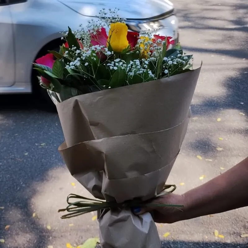 BUQUÊ DE ROSAS NACIONAL 1 DÚZIA - Imagem 7